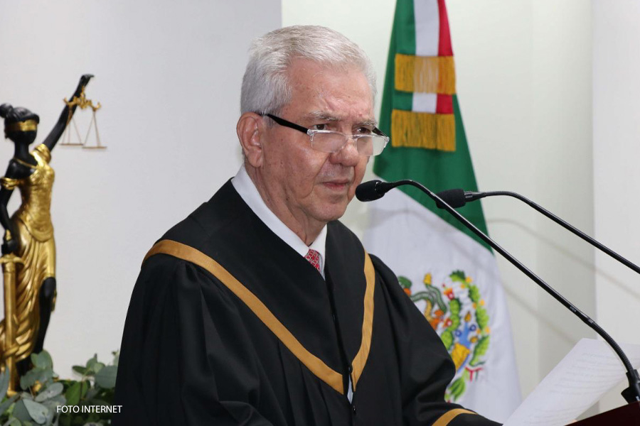 Enrique Priego Oropeza con toga de ministro